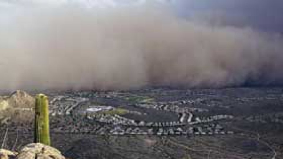 Oraşul Phoenix, măturat de o furtună de nisip