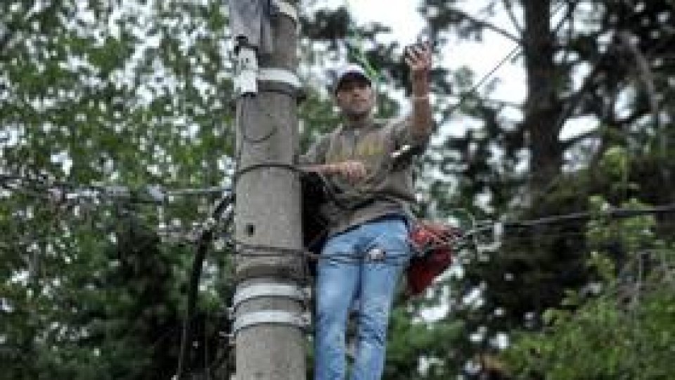 Un bărbat a protestat pe un stâlp din faţa Cotroceniului