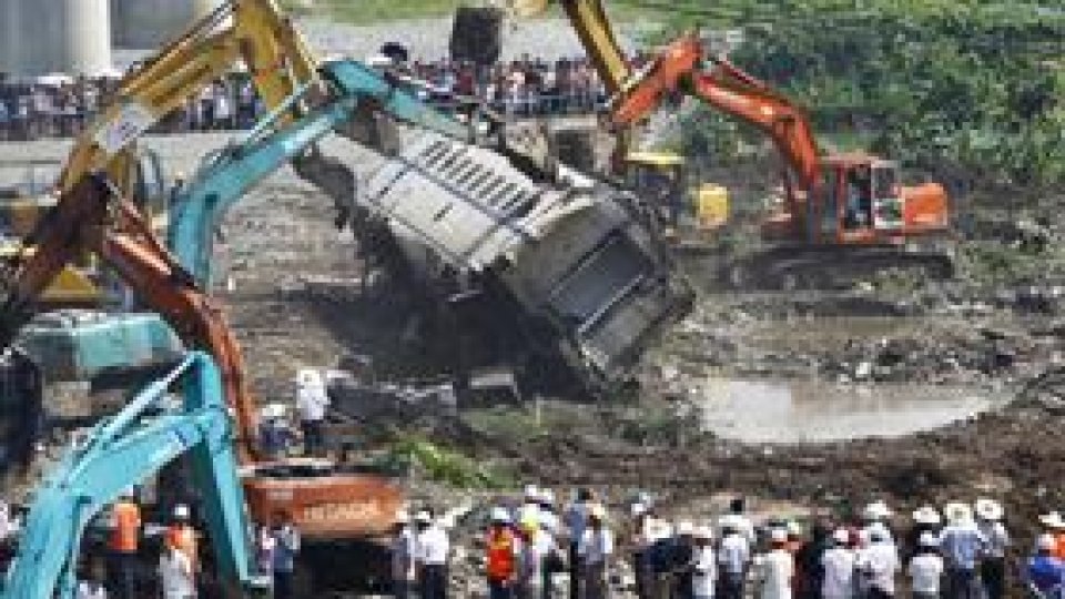 China îngheaţă construcţia căilor ferate de mare viteză