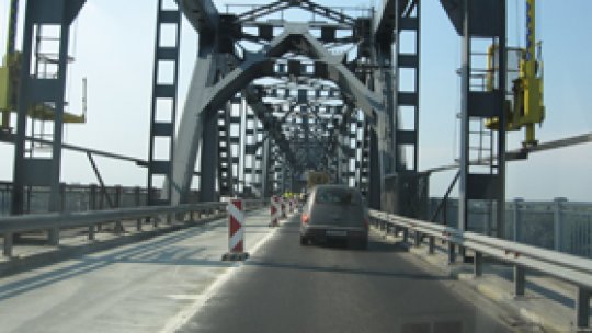 Coloane de maşini pe podul dintre Giurgiu şi Ruse