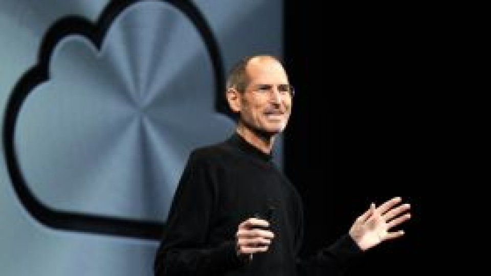 Steve Jobs renunţă la funcţia de director executiv al Apple