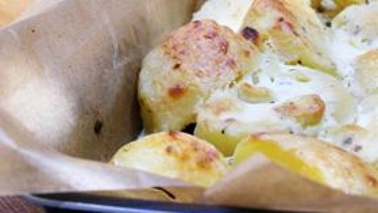 Cartofii noi cu ierburi aromatice şi sos alb