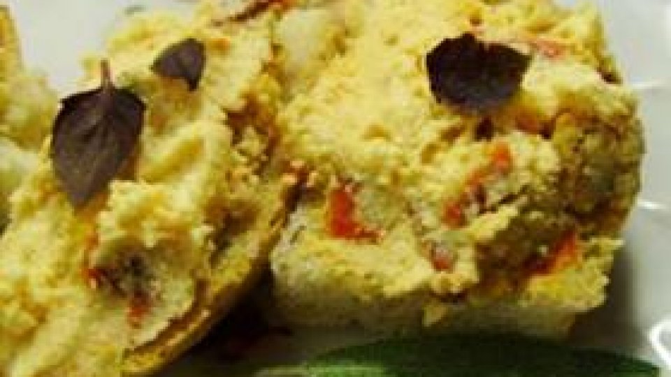 Pasta de brânză cu ardei dulci uscaţi şi ulei picant