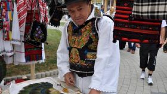 Cum se fac pălăriile din pene de păun?