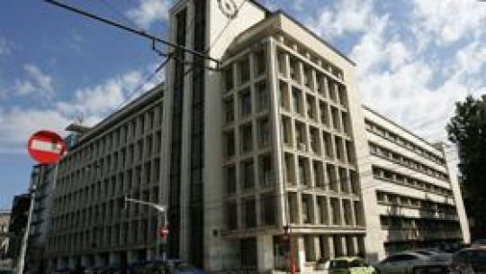 Luni a început angajarea managerilor privați la stat