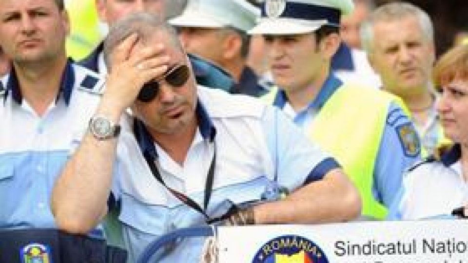 Peste o mie de poliţişti, anchetaţi de DNA