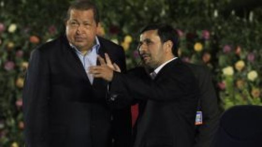 Ahmadinejad iese din izolare în ritm de samba