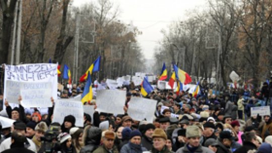 Sesiune parlamentară pe fondul protestelor