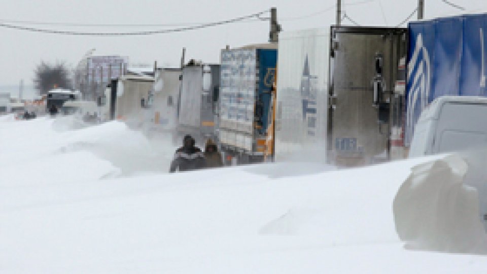 Mai multe drumuri naţionale rămân blocate (LIVE UPDATES)