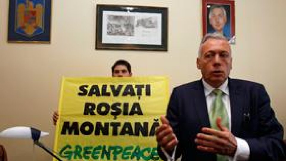 Membri Greenpeace s-au legat de calorifer la ministerul mediului