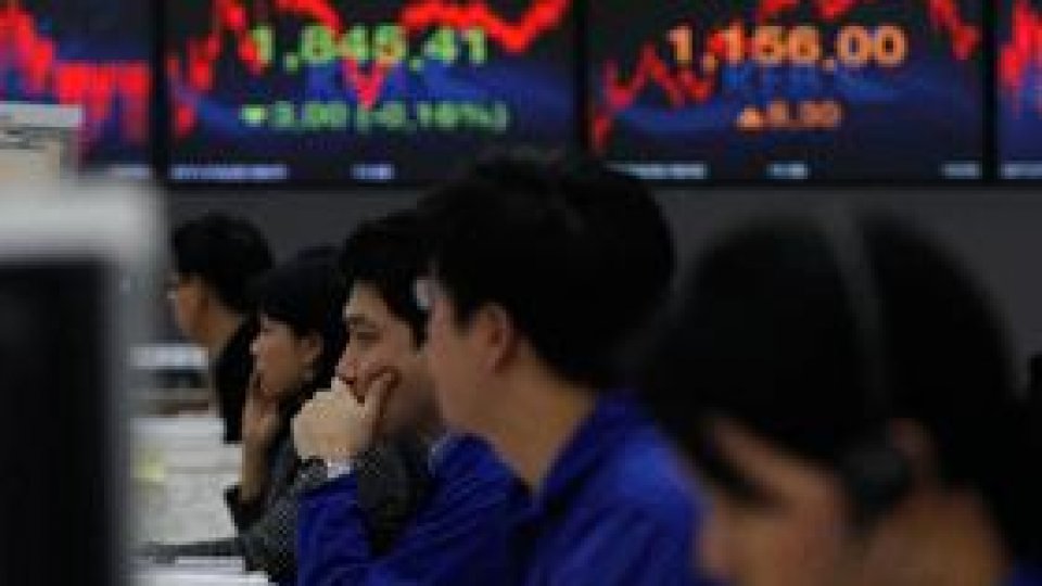 Euro se depreciază puternic faţă de dolar şi yen