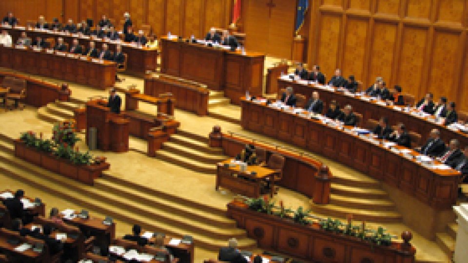 Parlamentarii dezbat moţiunea simplă a PDL pe buget