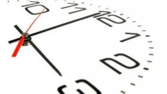 România trece de sâmbătă la ora oficială de iarnă