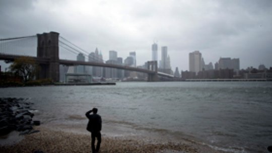 Uraganul Sandy paralizează coasta de est a SUA