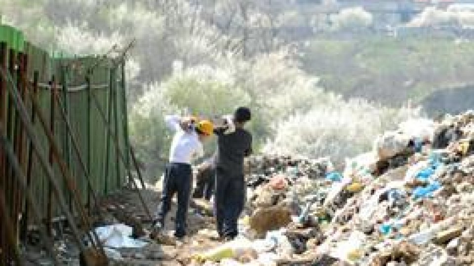 Anchetă a reporterilor italieni la groapa de gunoi Glina