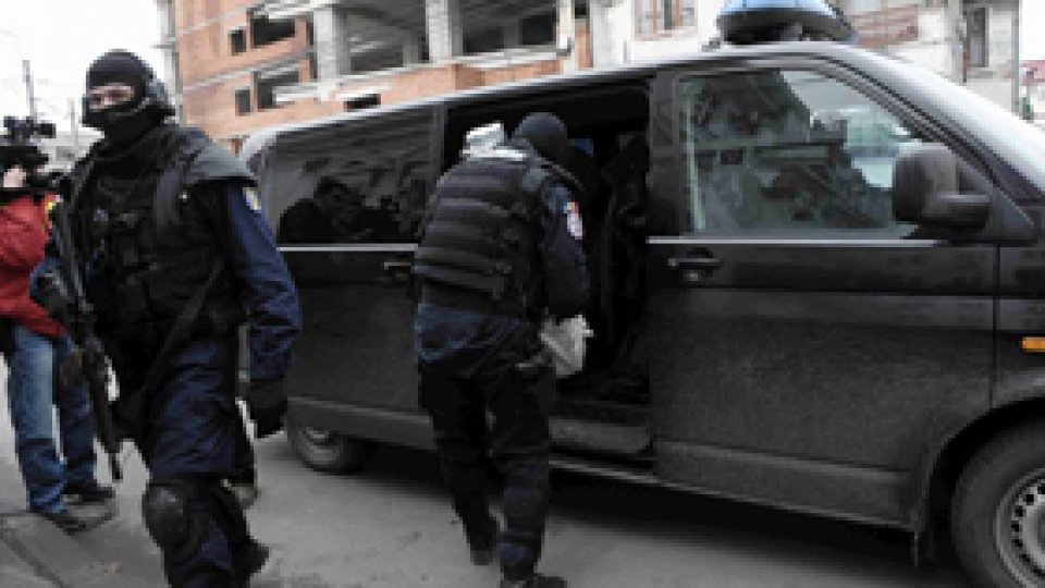 Inculpaţi în dosarul fraudelor bancare, cercetaţi în libertate