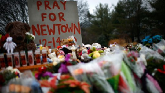 Newtown îşi plânge victimele atacului