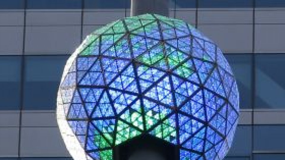 2013 este primit în întreaga lume cu focuri de artificii