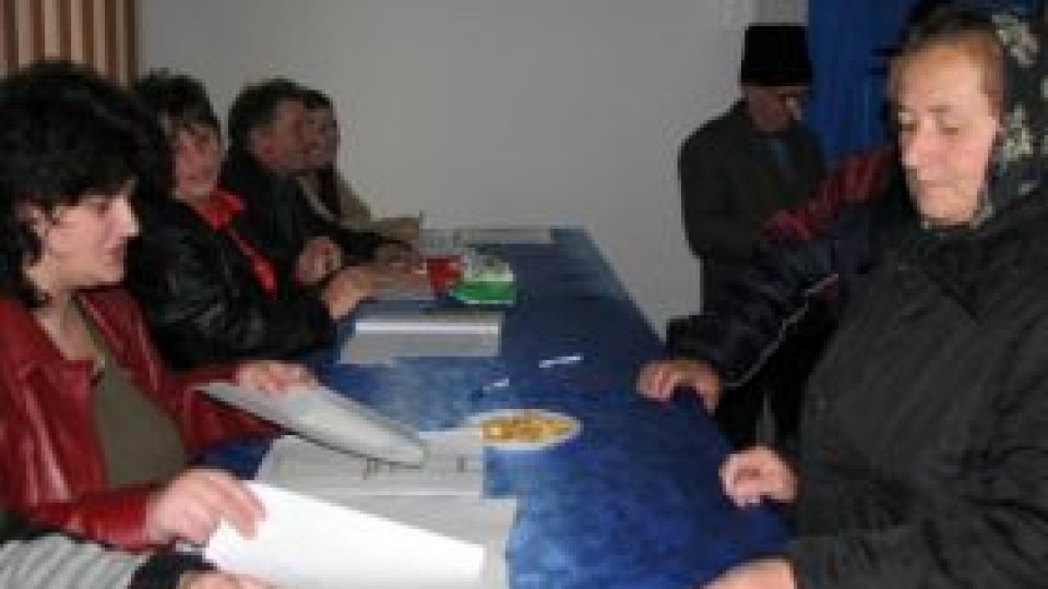 Românii îşi aleg parlamentarii