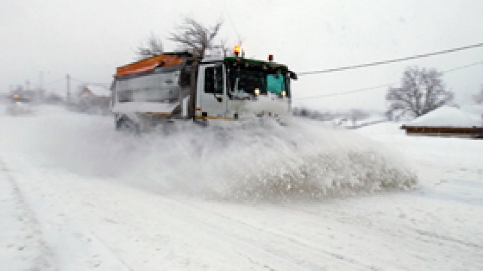 Drumuri şi şcoli închise din cauza ninsorii