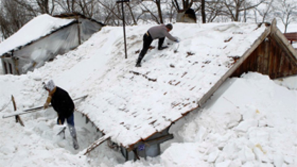 Operaţiuni de deszăpezire în pragul unor noi ninsori