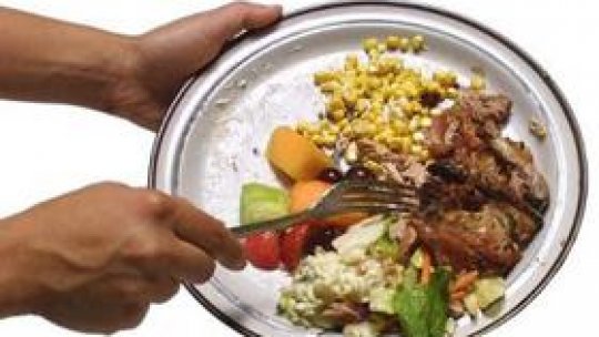 Românii aruncă 20% din mâncarea pe care o cumpără