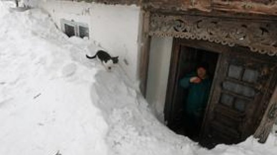 Zeci de localități izolate din cauza zăpezii