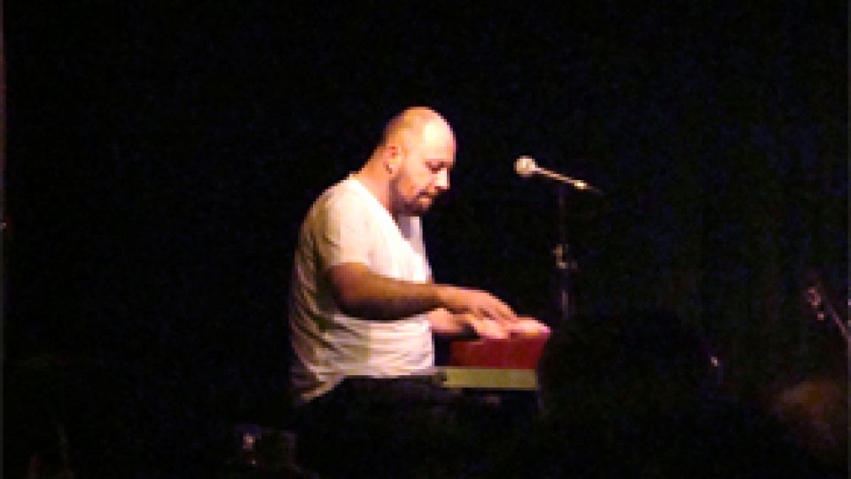 Raul Kusak cântă "blue" pe clapele sale