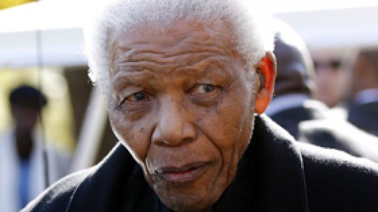 Nelson Mandela "a fost internat în spital"