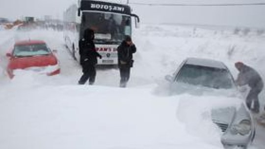 Ninsori, viscol şi polei în weekend