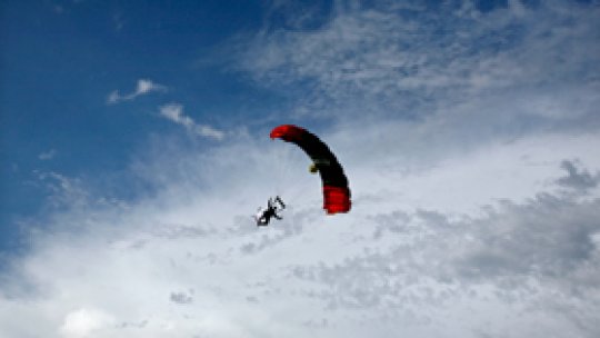 Alpii, brăzdaţi de un "om pasăre"