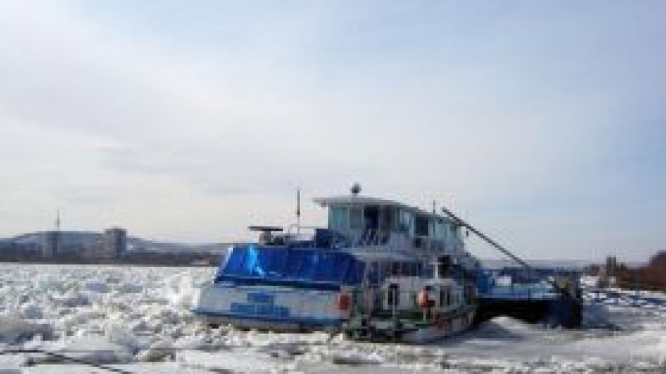 Nave blocate în gheaţă pe Dunăre