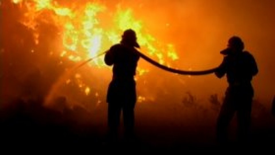 Incendiu de vegetaţie uscată la Vulcanii Noroioşi