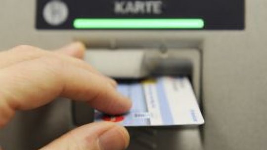 Plăţile cash "devansează tranzacţiile cu cardul"