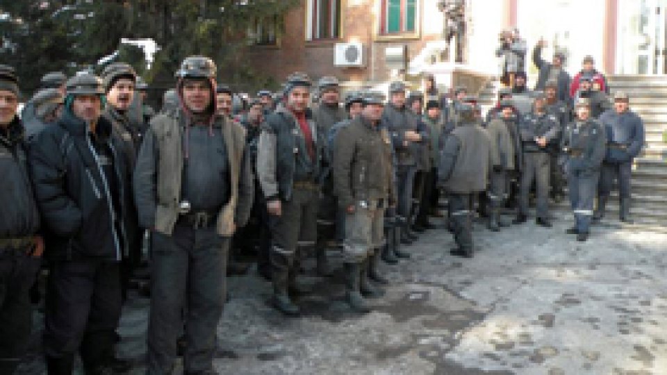 Minerii din Valea Jiului, în a treia zi de grevă