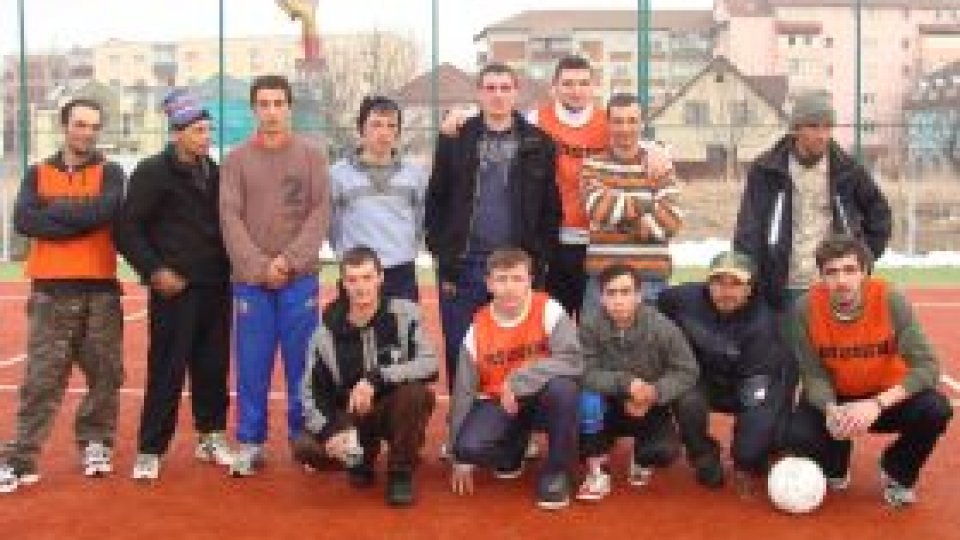 Oamenii străzii joacă fotbal
