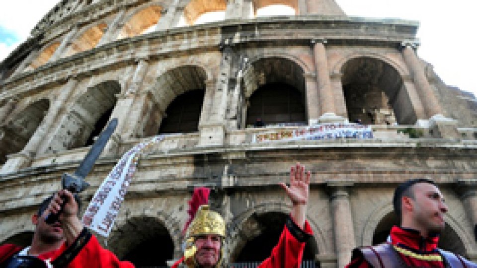 Centurionii de la Coloseum protestează