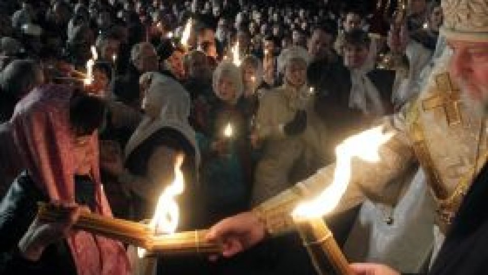 Credincioşii ortodocşi sărbătoresc Învierea Domnului