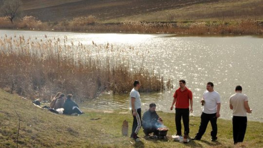 Medicii recomandă precauţie celor care ies la iarbă verde