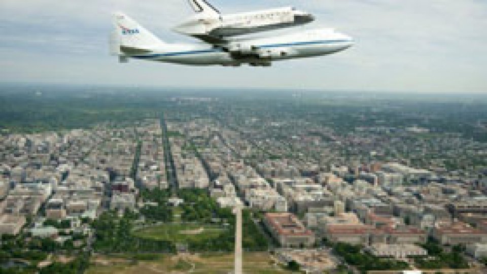 Naveta Discovery îşi ia rămas bun de la americani