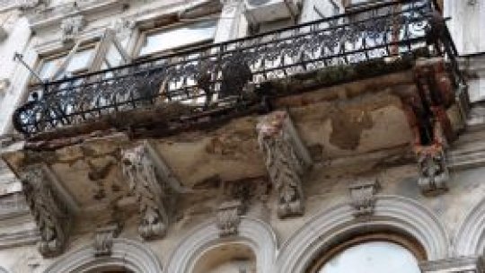 Faţada unei clădiri din Bucureşti s-a prăbuşit