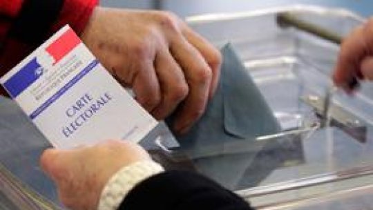 Francezii au început votul în primul tur al prezidenţialelor