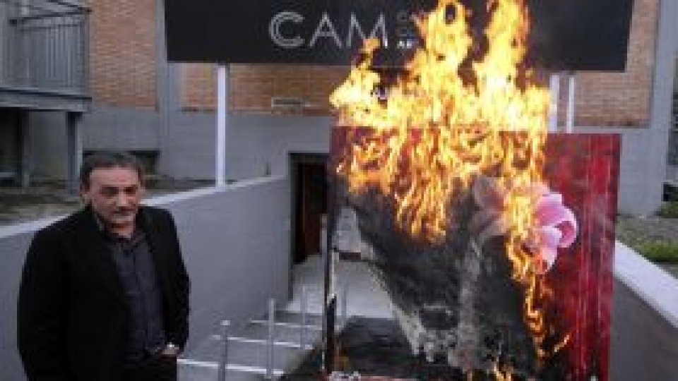 Un director de muzeu protestează arzând operele expuse