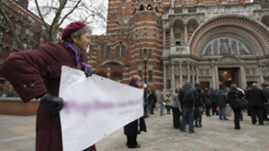 Sute de preoţi anglicani "trec la catolicism"