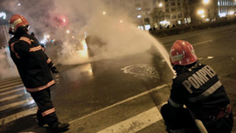 Autocar făcut scrum de un scurtcircuit la motor