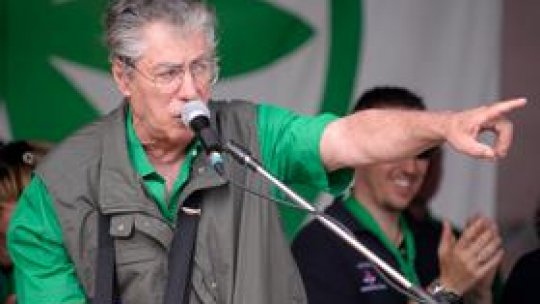 Liderul extremist italian Umberto Bossi a demisionat