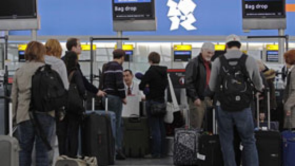 "Posibile întârzieri masive" pe aeroporturi britanice