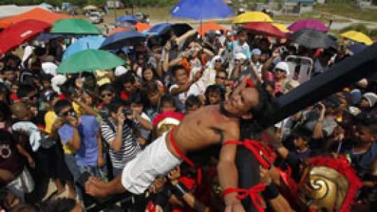 Zeci de filipinezi se crucifică în Vinerea Mare