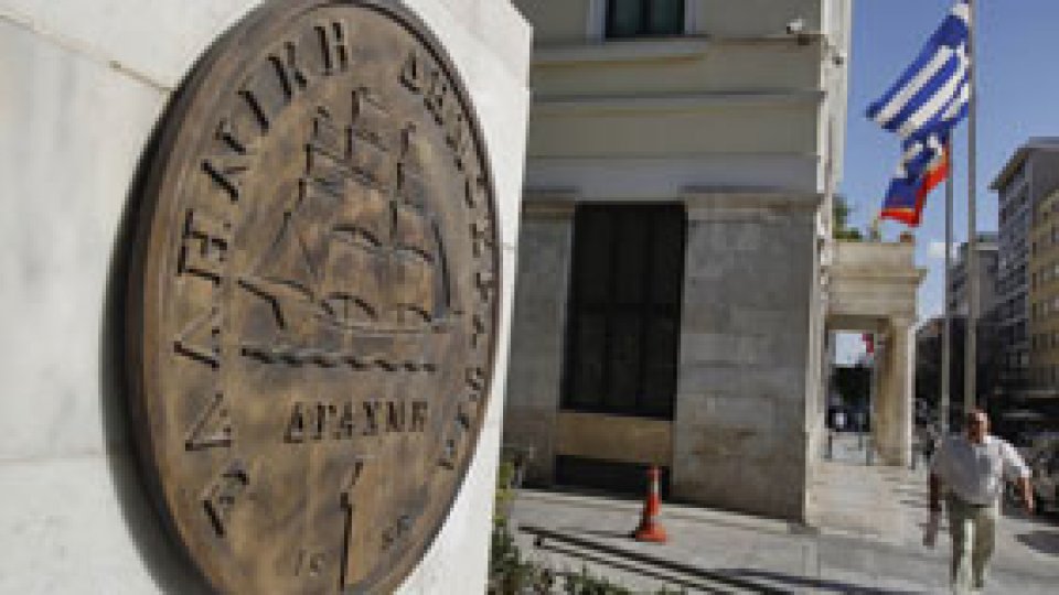 Grecii au retras din bănci peste 700 milioane euro într-o zi