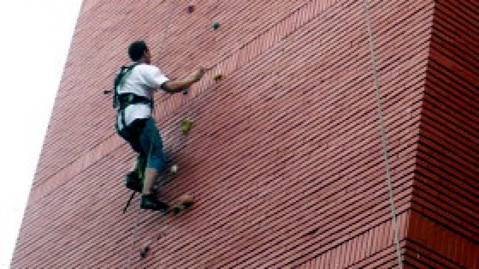 Alpinism pe zidul căminului studenţesc